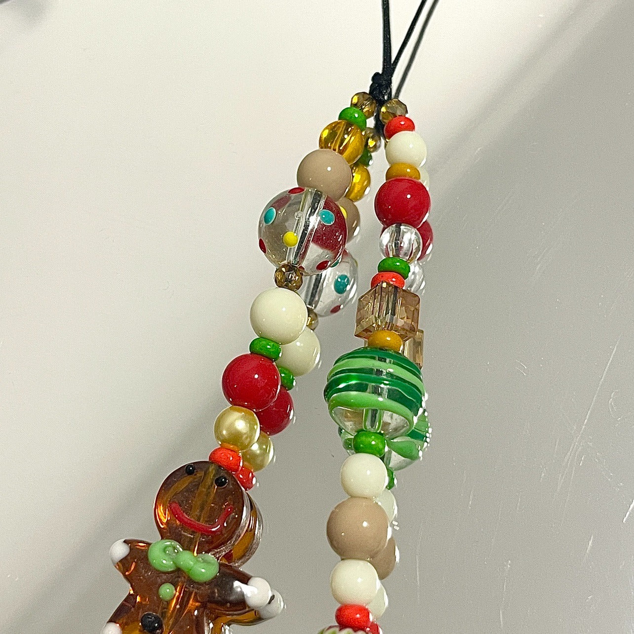 Handmade Christmas Beaded Phone Charm with Gingerbread Man Pendant - Festive Holiday Accessory